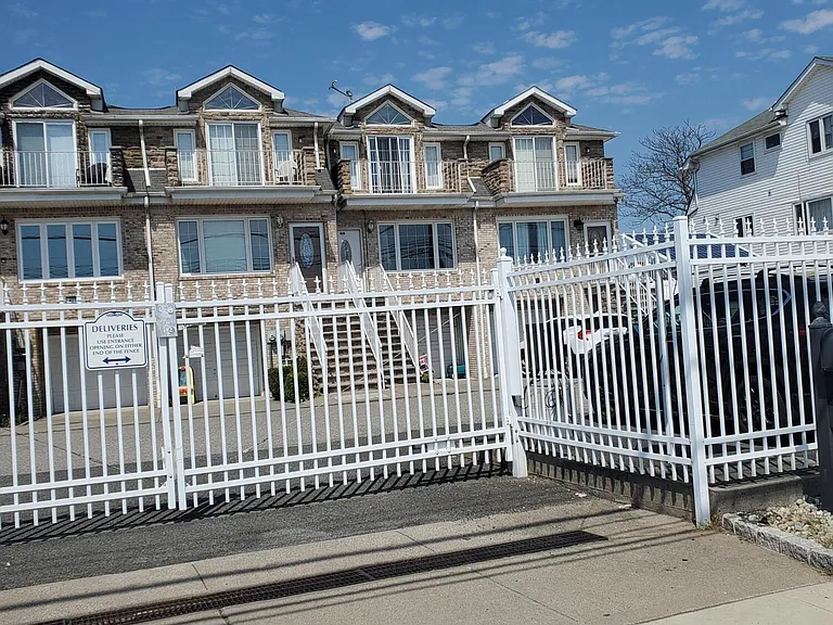 421 Father Capodanno Blvd — Photo 3