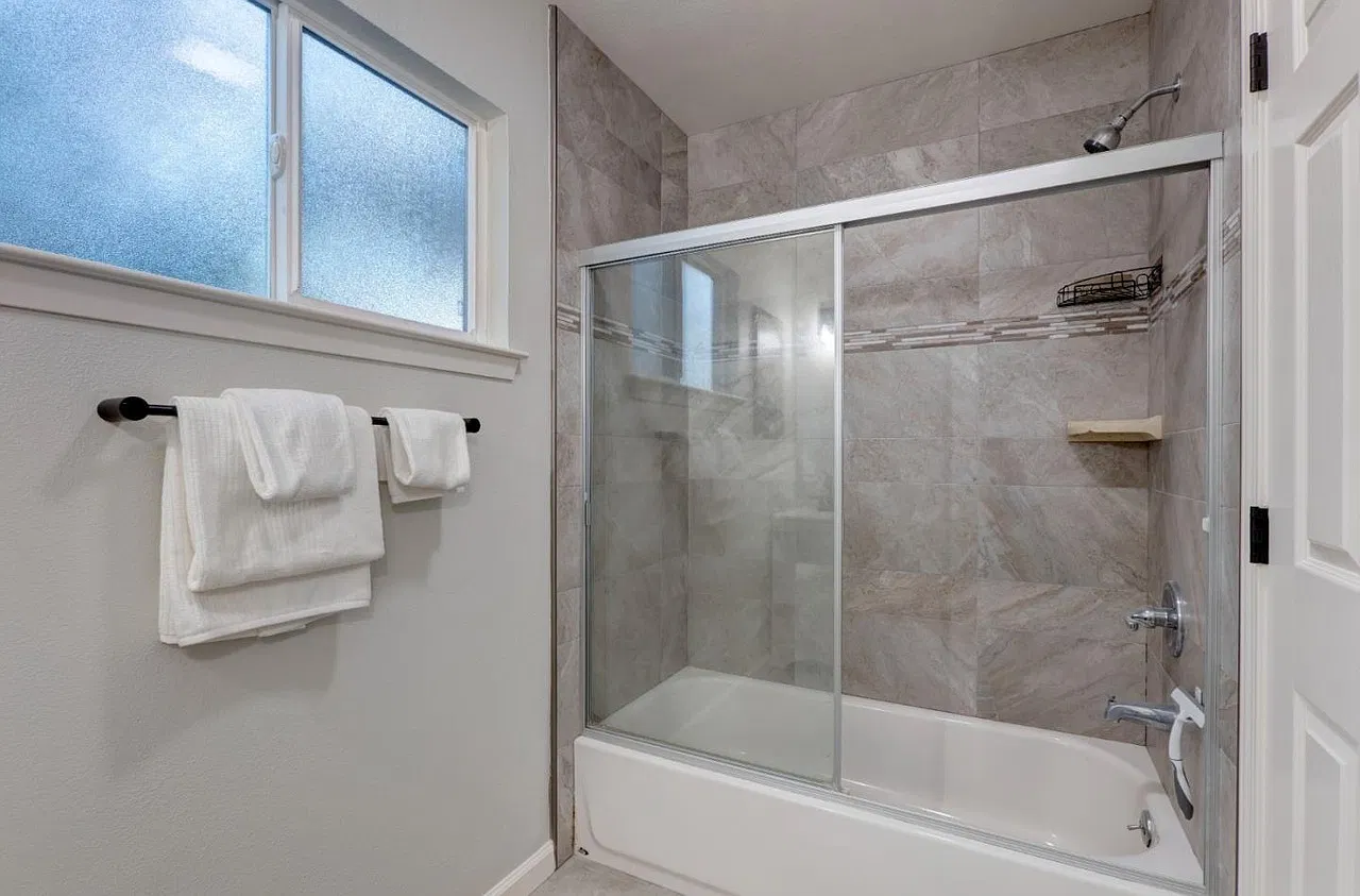 4 bed, 2288 sqft, $5,495 — Photo 3