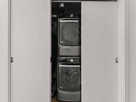 5th image of 1075 NW Northrup St #220