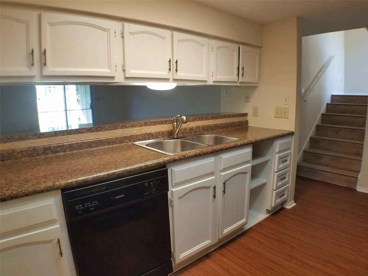 3 bed, 2.0 bath, 1390 sqft, $1,550 — Photo 3