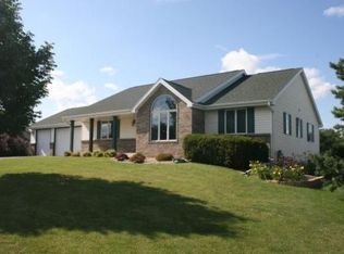 W9132 Blue Spruce Ln, Cambridge, WI 53523