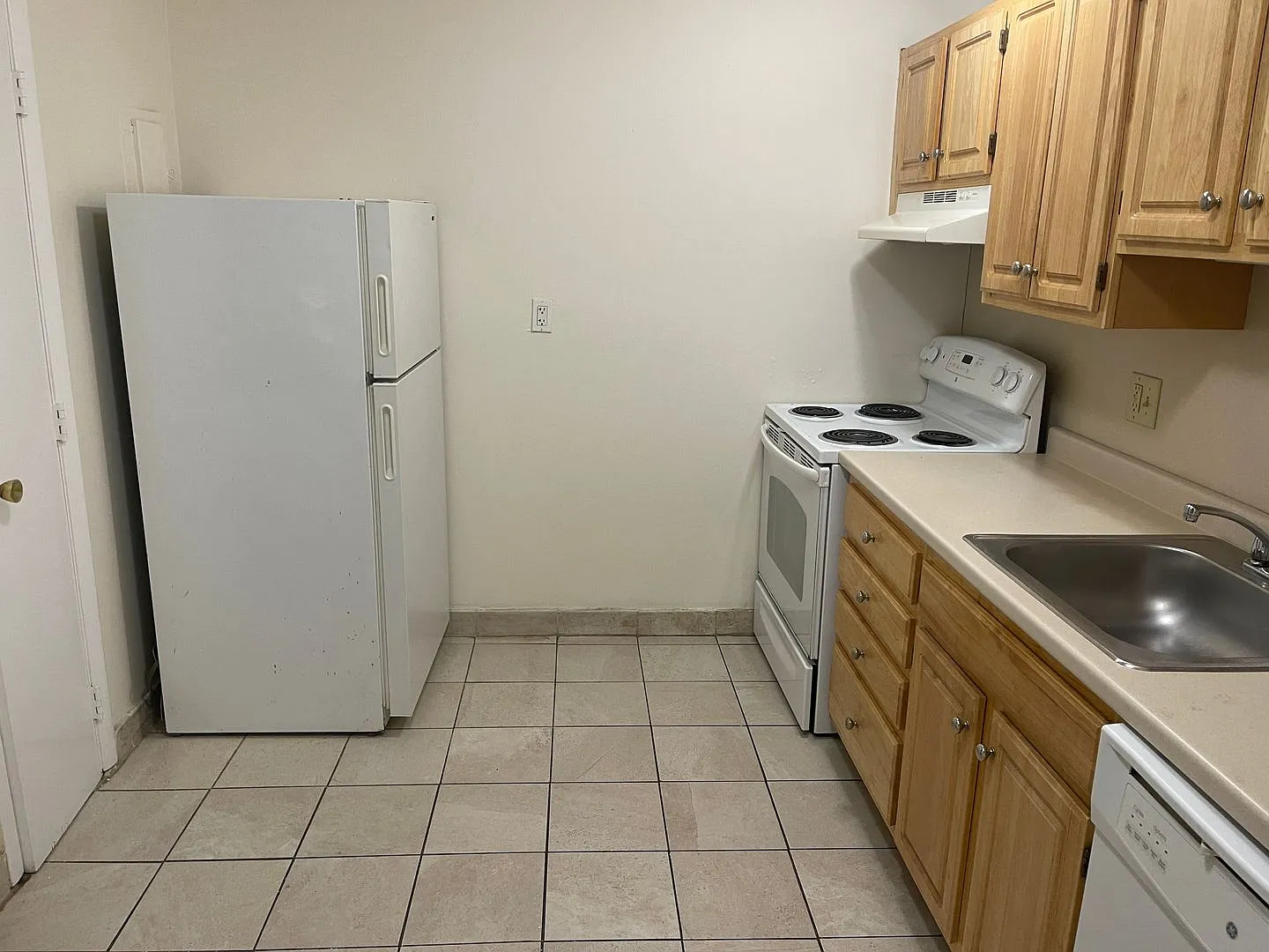Free Month Packars Corner Bu Area Modern 1 Bed With Large Lr And Br Areas, Ht And Hw Inc No Fee — Photo 3