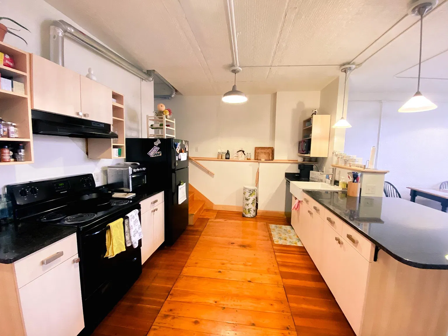 1 bed, 1600 sqft, $1,800 — Photo 2