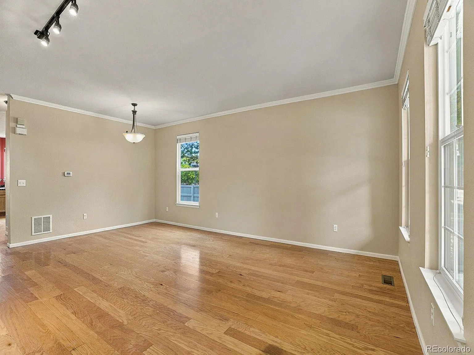 5 bed, 2.5 bath, 2400 sqft, $3,300 — Photo 4