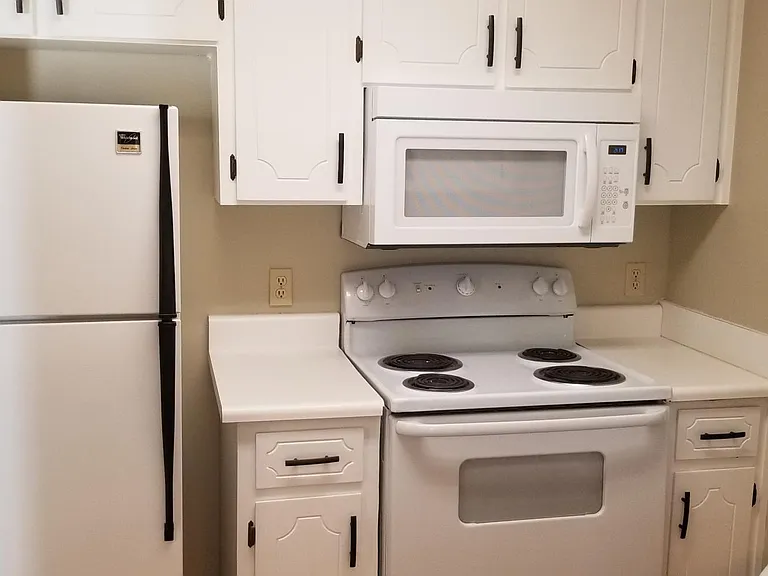 136 Woodfield Pl — Photo 3
