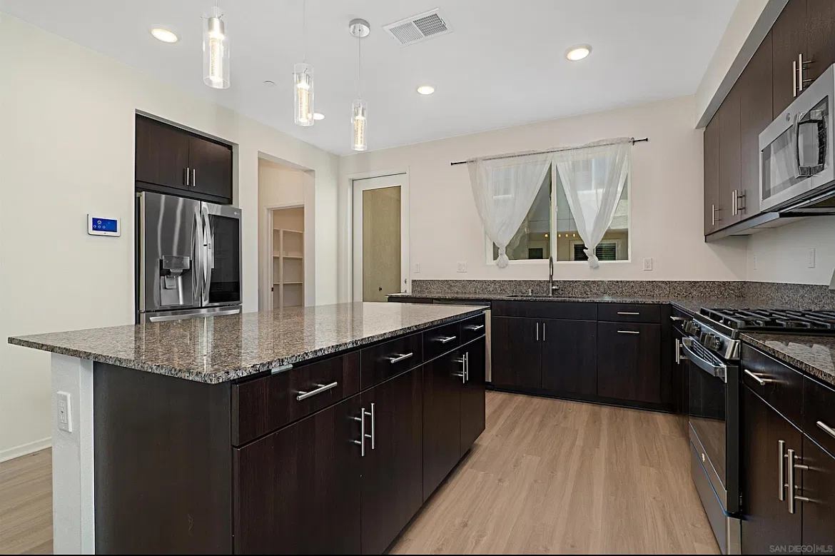 4 bed, 3.5 bath, 1915 sqft, $4,495 — Photo 4