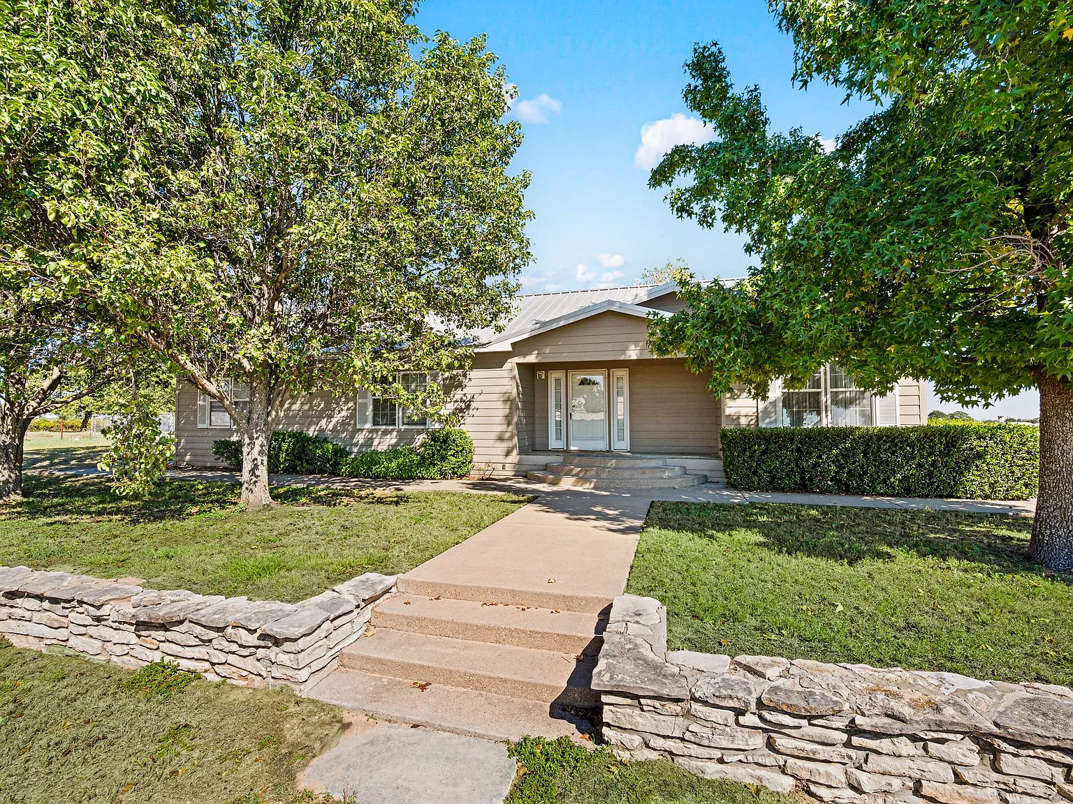 3 bed, 1800 sqft, $2,200 — Photo 1