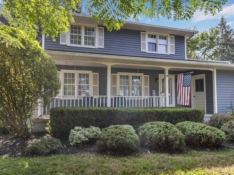 107 Sherwood Dr — Photo 1