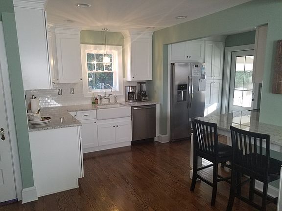 5th image of 497 Woodlawn Ave