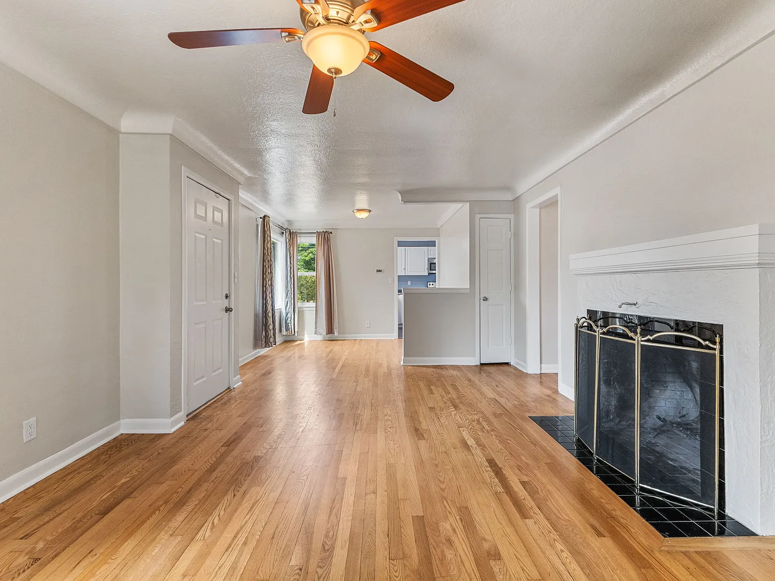 2 bed, 892 sqft, $1,825 — Photo 4