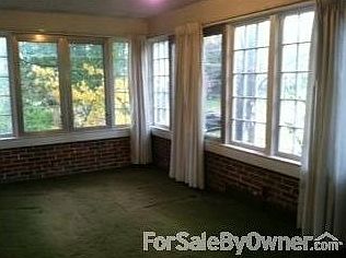 Sunroom : Windows on three sides that open for breezes.