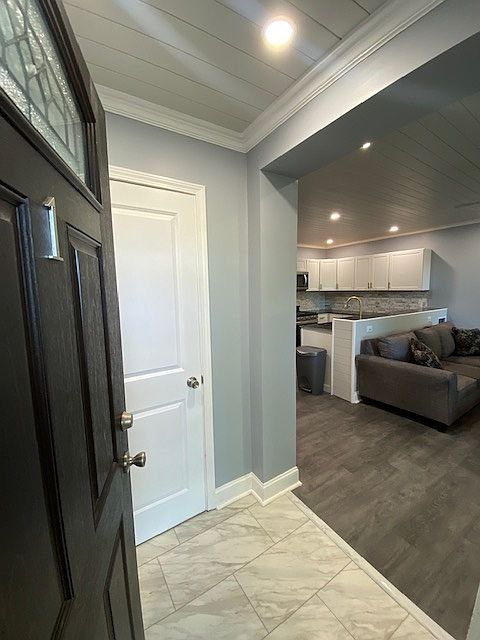 1st image of 1924 E Genesee St APT 1