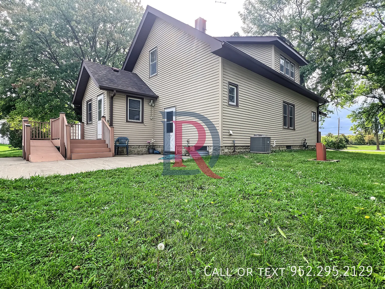 4BR House on Acres with Oversized Insulated Garage & Truck/Trailer Parking — Photo 3