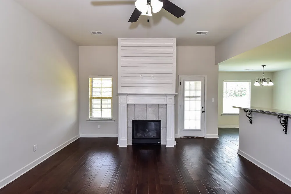 4 bed, 2.0 bath, 1979 sqft, $3,530 — Photo 4