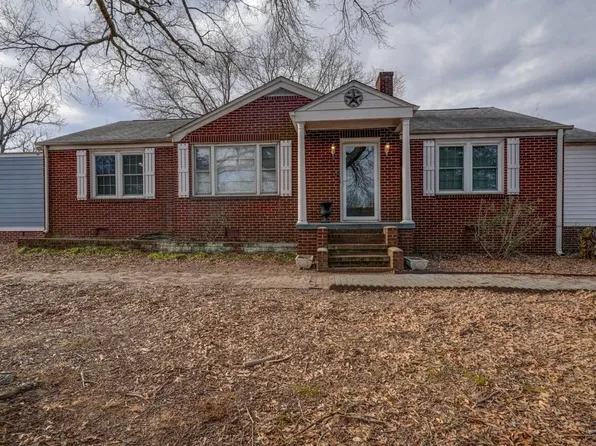 775 Bumblebee Ln, Wellford, SC 29385