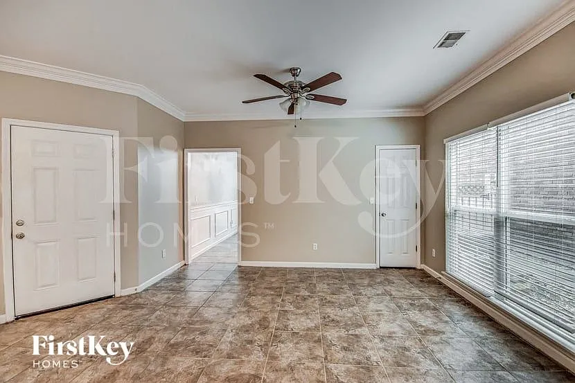 3 bed, 2.5 bath, 2846 sqft, $3,135 — Photo 3