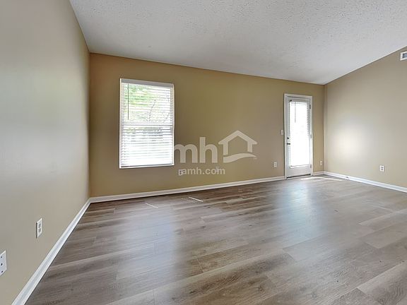 5th image of 19 Pond Ln