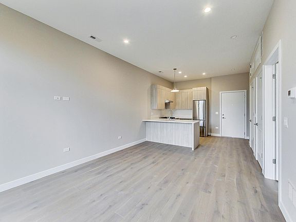 3rd image of 3763 N Sheffield Ave #209