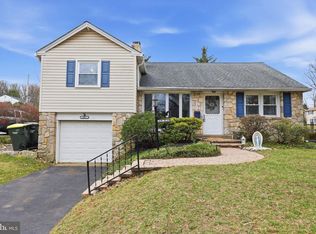 401 Red Barn Rd, Willow Grove, PA 19090