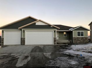 1906 Rock Ridge Ln, Saint Peter, MN 56082