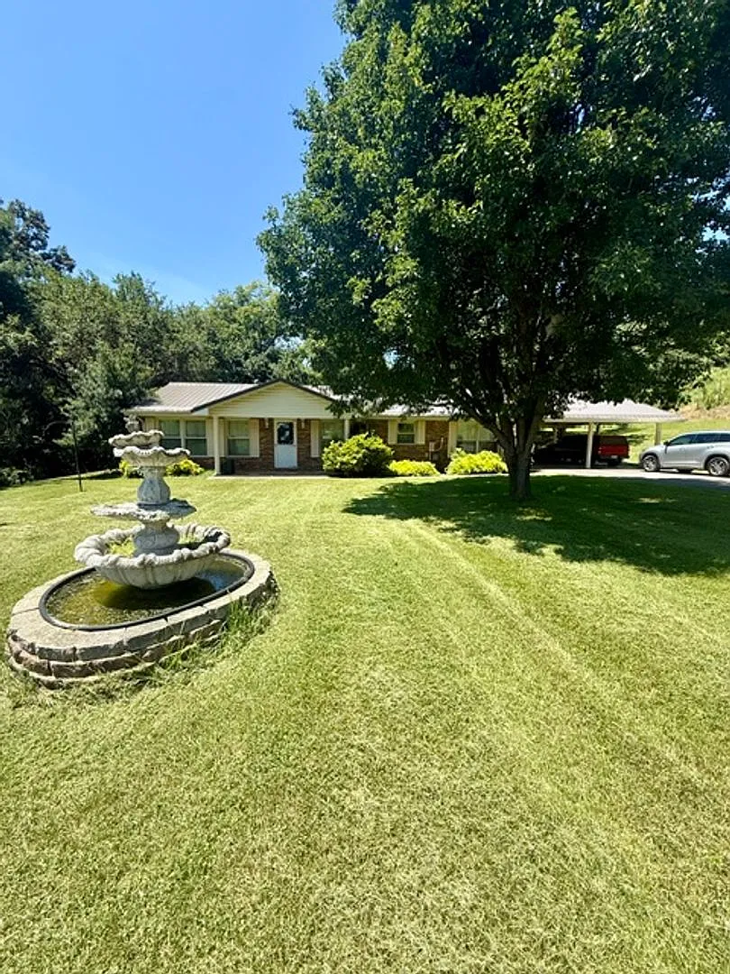 3 Bedroom 1 Full Bath 2 Half bath Brick house for Rent — Photo 2