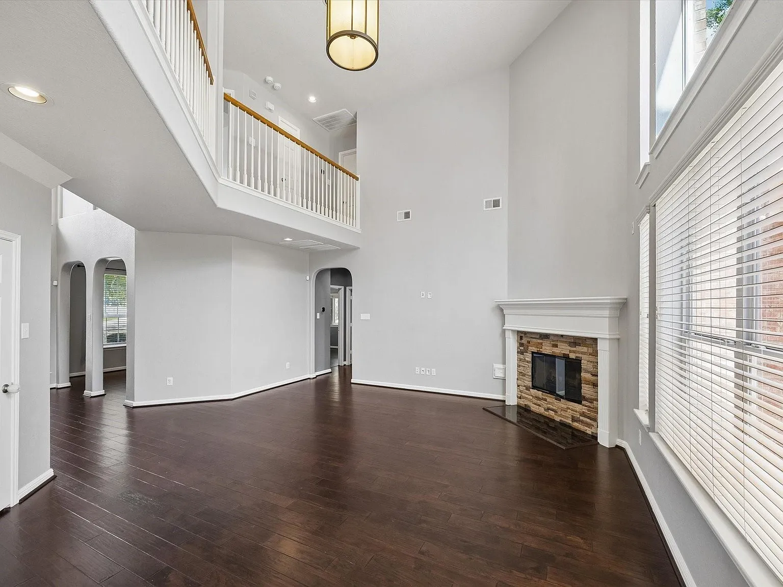 5 bed, 4.0 bath, 3639 sqft, $3,975 — Photo 4