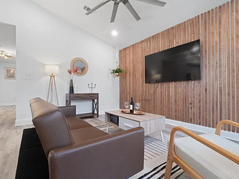 2815 W Lloyd St — Photo 5