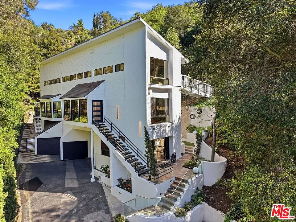 2350 Benedict Canyon Dr