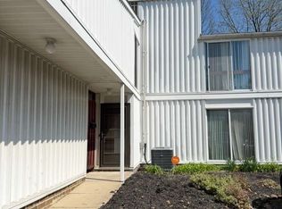 25 Sutton Pl, Cleveland, OH 44120