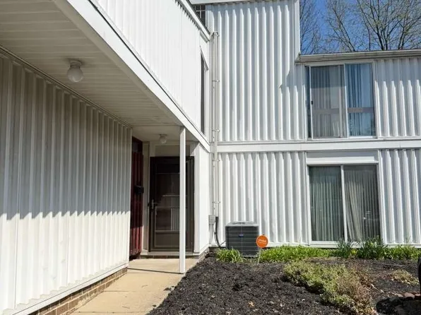 25 Sutton Pl, Cleveland, OH 44120