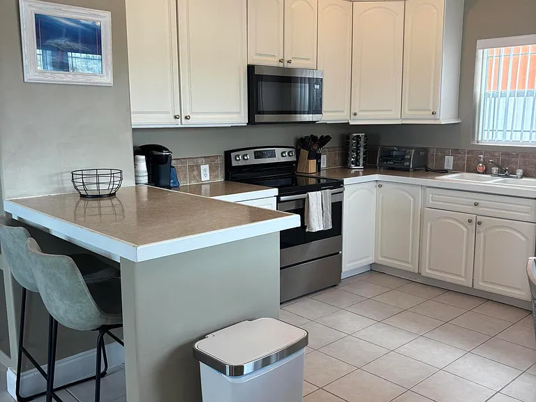 210 W 2nd Ct — Photo 5