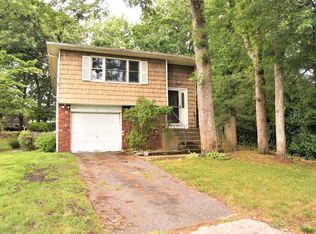 79 Lenore Ln, Farmingville, NY 11738