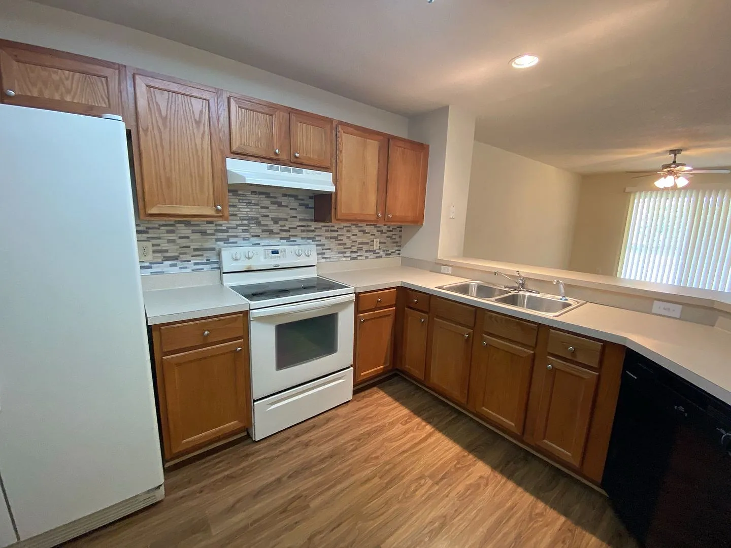 Move in ready 3/2.5 Condo available NOW — Photo 3