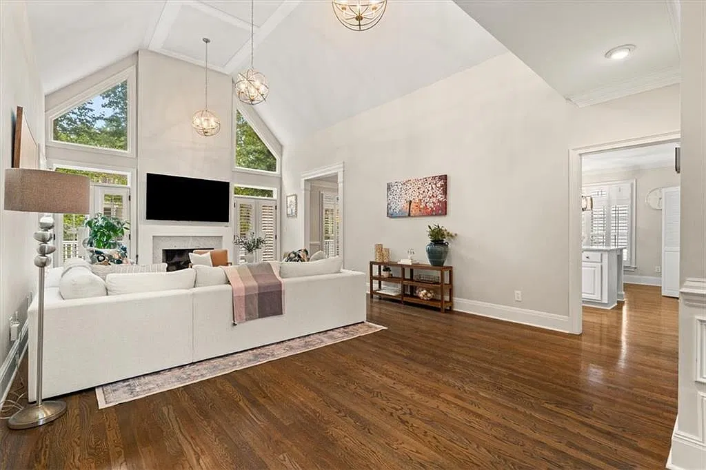 4 bed, 3.5 bath, 4716 sqft, $4,800 — Photo 3