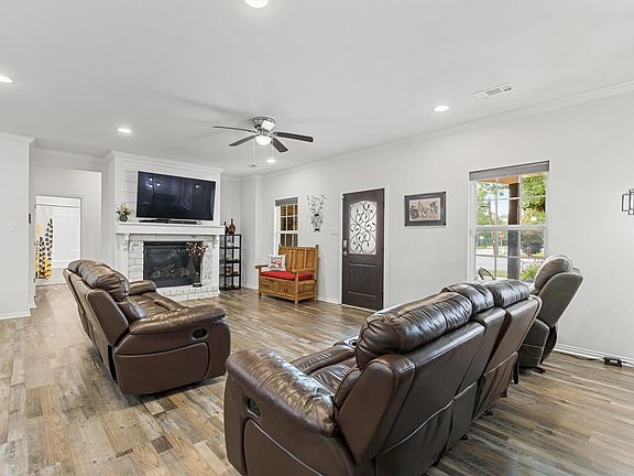 5th image of 327 Walnut St