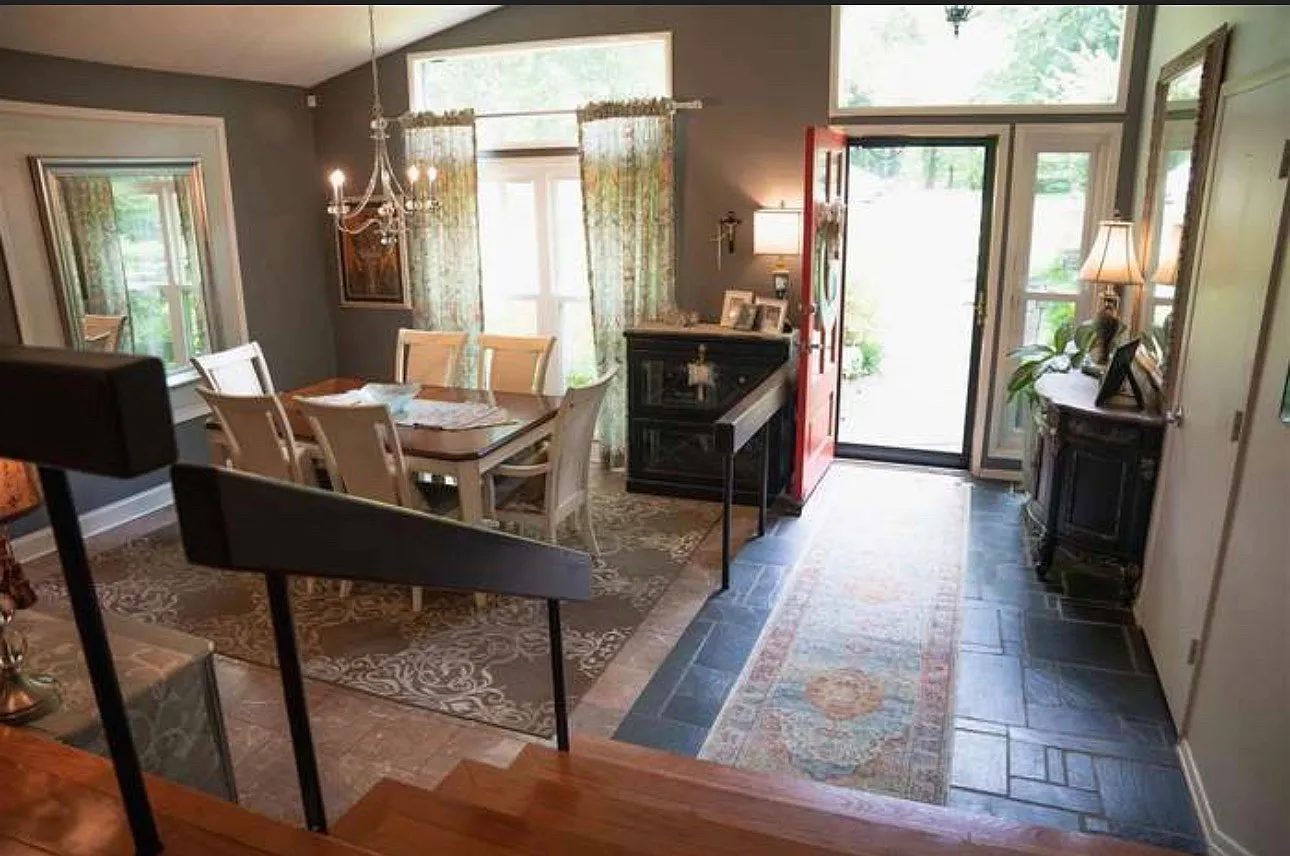 4 bed, 2.5 bath, 2700 sqft, $2,600 — Photo 1