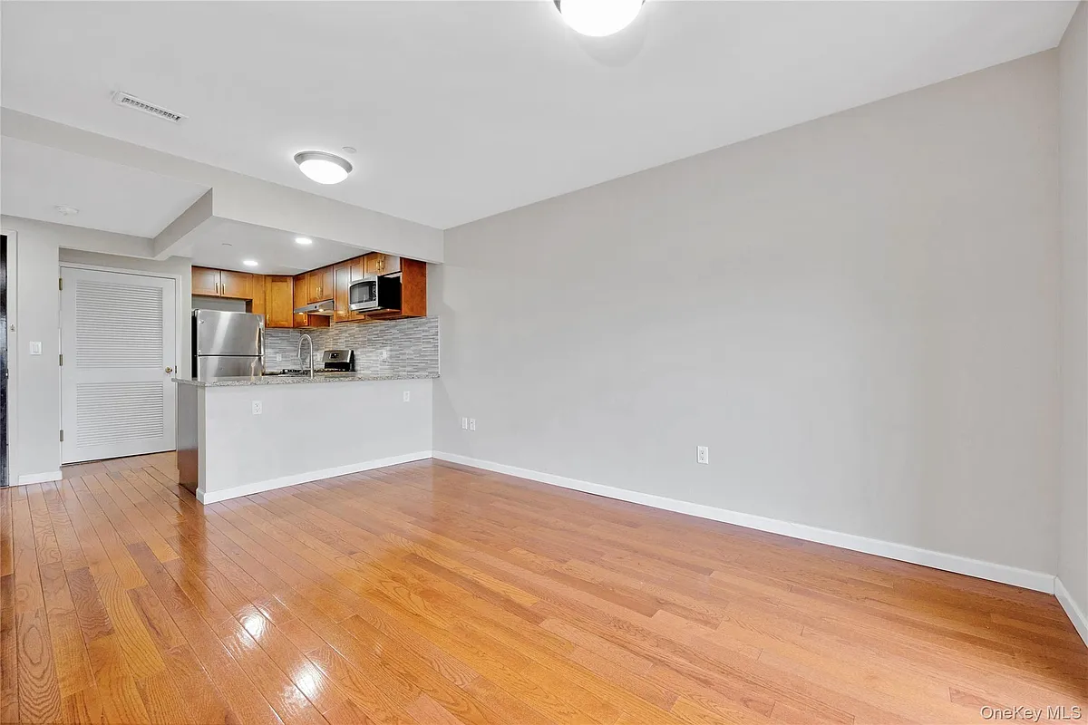 Building Photo - 172-18 Jamaica Ave #3D