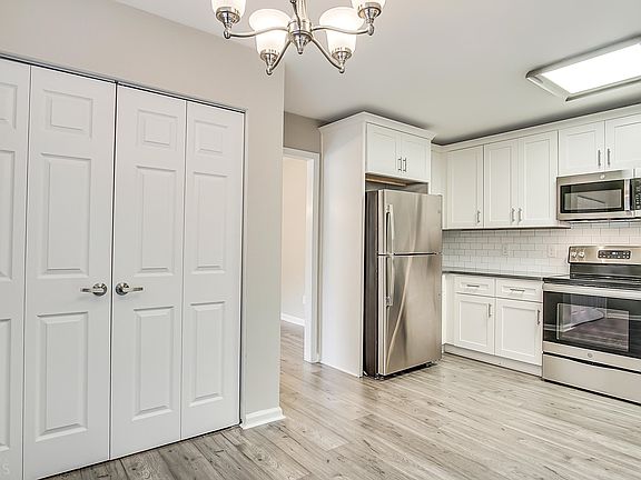 5th image of 614 Woodcrest Manor Dr
