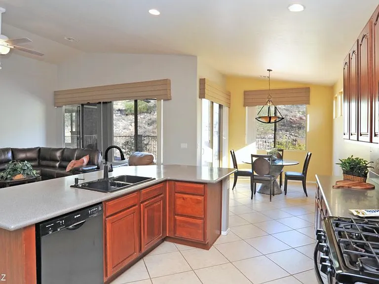 4232 N Sunset Cliff Dr — Photo 4