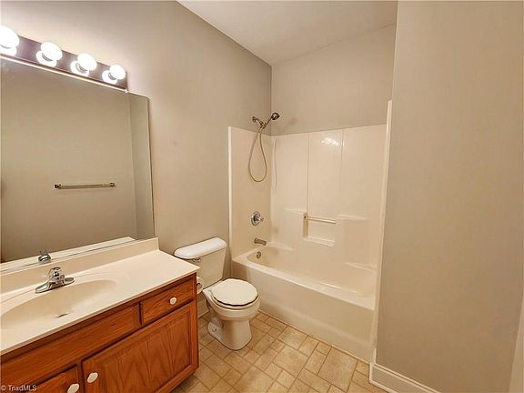 5th image of 302 Oleander Dr