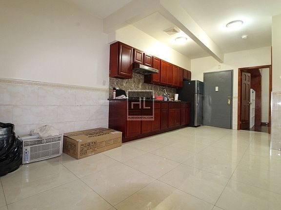 3rd image of 850 41st St #2F