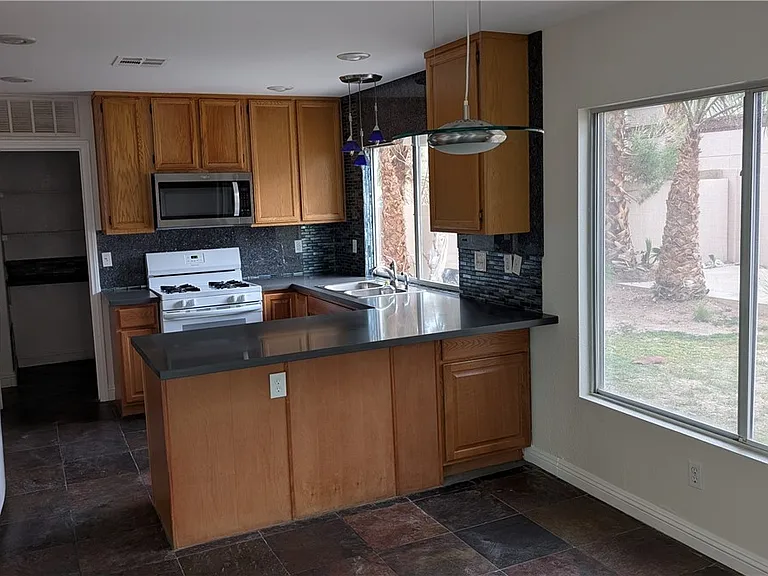 2670 Ridgewater Cir — Photo 6