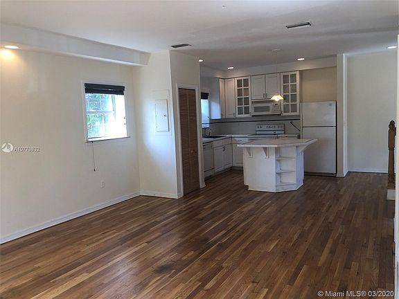 4th image of 409 N Hibiscus Dr #201