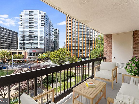 2nd image of 1805 Crystal Dr APT 318S