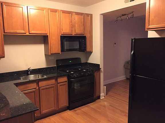 5th image of 909 W Cornelia Ave APT 2N