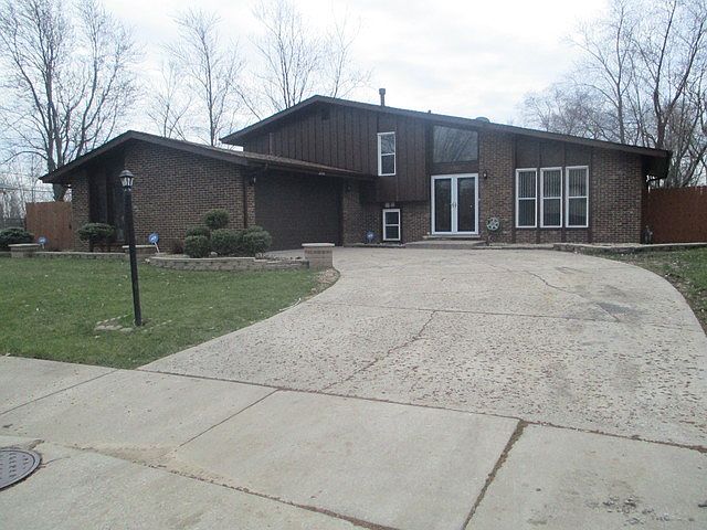 1st image of 23048 Lakeshore Dr