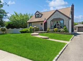1288 Daffodil Ln, Wantagh, NY 11793