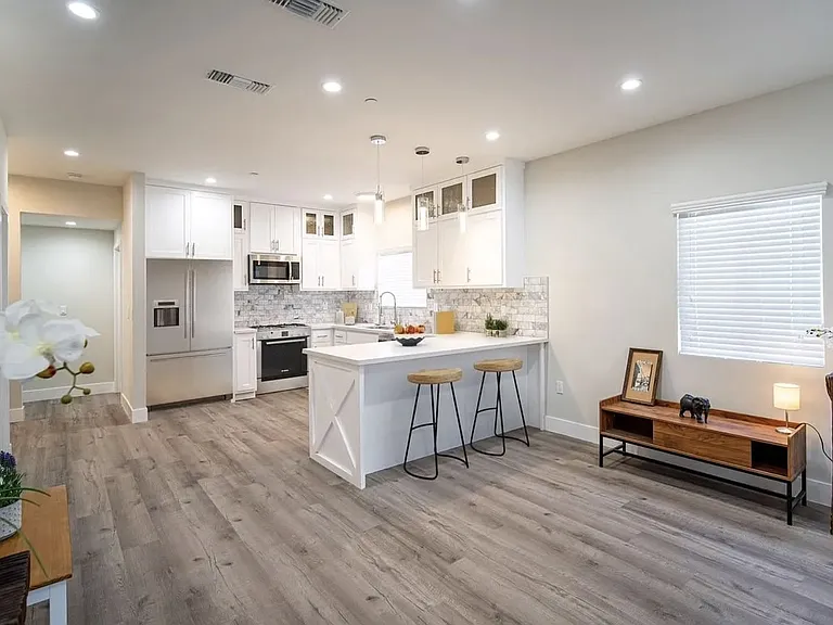 6841 Radford Ave — Photo 2