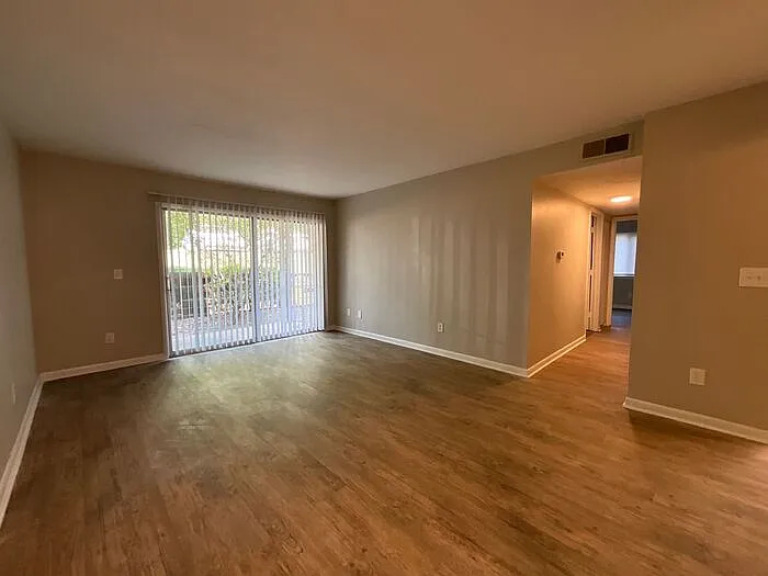 2 bed, 1.0 bath, 828 sqft, $1,095 — Photo 4