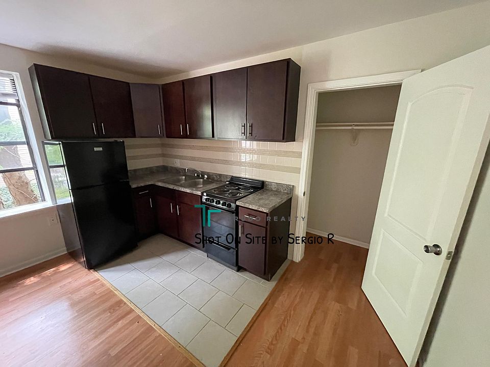 1st image of 3933 N Clarendon Ave APT 207